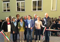 Il taglio del nastro con gli amministratori comunali,  l'insegnante Chiara Olivero e la presidente dell'associazione Busca&Verde  Rosalba Capello